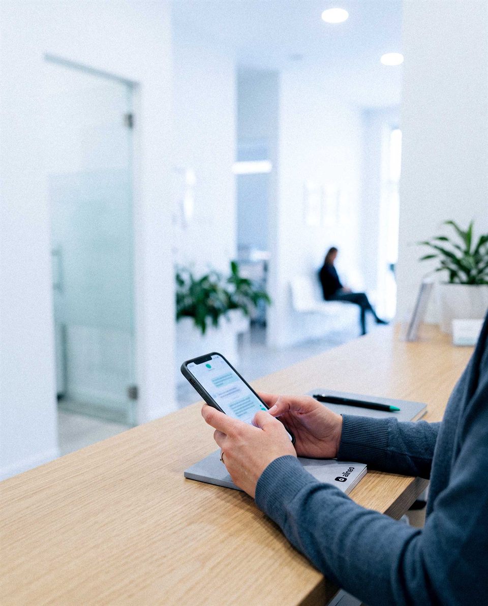 Alinea recepción, WhatsApp y presupuestos.